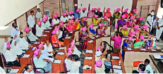  Congress-Nationist 'Hands Up' Together! Mayor-Dy. Mayor Choosing: The role of the Army has been decisive | कॉँग्रेस-राष्टवादीचे एक साथ वर ‘हात’! महापौर-उपमहापौर निवड : सेनेची भूमिका ठरली निर्णायक