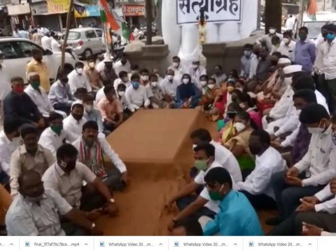 Satyagraha on behalf of Congress to protest against Hathras incident | हाथरस घटनेच्या निषेधार्थ कांग्रेसतर्फे सत्याग्रह Satyagraha on behalf of Congress to protest against Hathras incident | हाथरस घटनेच्या निषेधार्थ कांग्रेसतर्फे सत्याग्रह