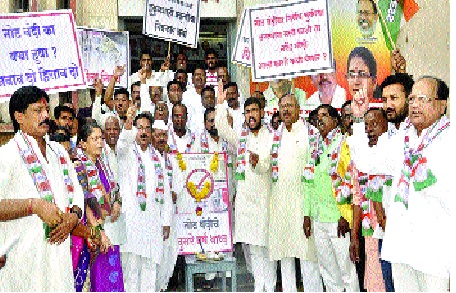 Second Year of the anniversary of the anniversary of Congress in Sangli | सांगलीमध्ये कॉँग्रेसच्यावतीने नोटाबंदीचे द्वितीय वर्षश्राद्ध Second Year of the anniversary of the anniversary of Congress in Sangli | सांगलीमध्ये कॉँग्रेसच्यावतीने नोटाबंदीचे द्वितीय वर्षश्राद्ध