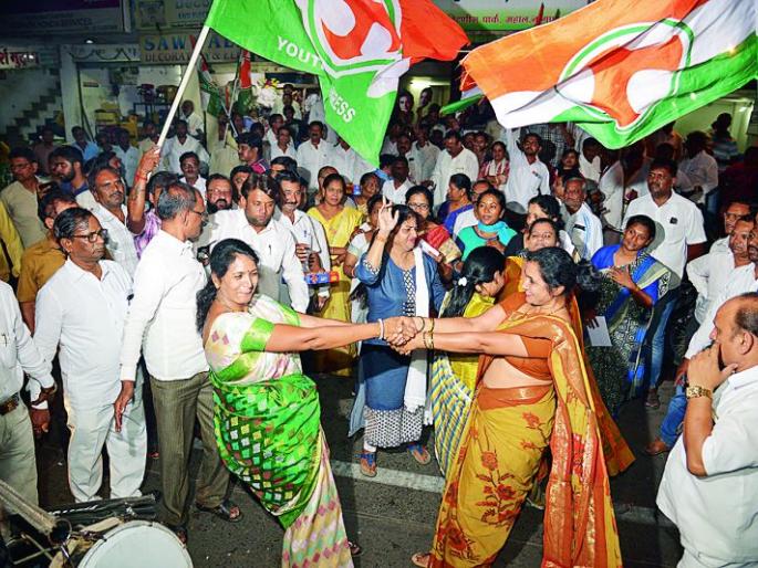 BJP defeats in Karnataka, Congress is uprooted in Nagpur | कर्नाटकात भाजपाच्या पराभवाने, नागपुरात काँग्रेसचा जल्लोष BJP defeats in Karnataka, Congress is uprooted in Nagpur | कर्नाटकात भाजपाच्या पराभवाने, नागपुरात काँग्रेसचा जल्लोष