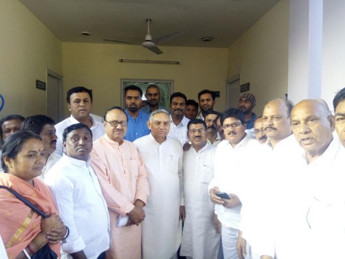 Take action back against former minister Satish Chaturvedi | माजी मंत्री सतीश चतुर्वेदींवरील कारवाई मागे घ्या Take action back against former minister Satish Chaturvedi | माजी मंत्री सतीश चतुर्वेदींवरील कारवाई मागे घ्या