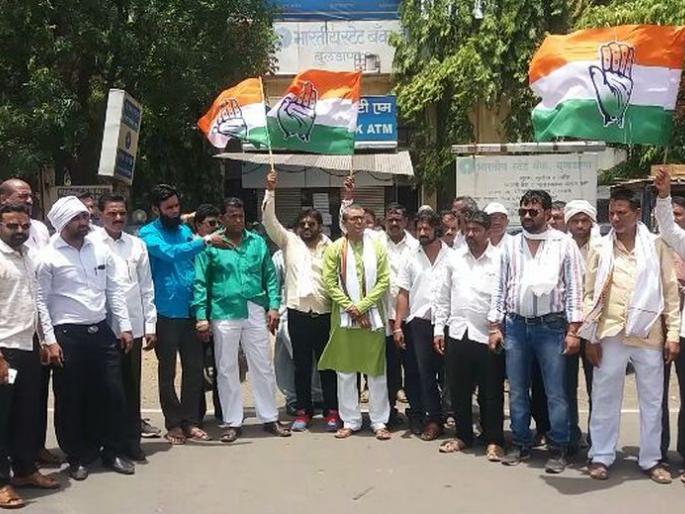 In the Buldhana, Congress gherao Grameen Bank manager | बुलडाण्यात काँग्रेसचा ग्रामीण बँकेच्या व्यवस्थापकास घेराव In the Buldhana, Congress gherao Grameen Bank manager | बुलडाण्यात काँग्रेसचा ग्रामीण बँकेच्या व्यवस्थापकास घेराव