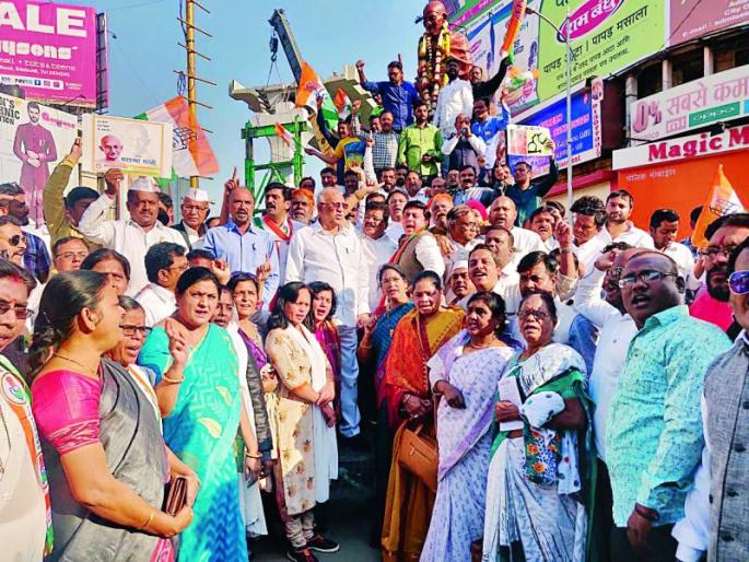 Register FIR against Hindu Mahasabha: Demonstrations at the Verity Chowk | हिंदू महासभेवर गुन्हा दाखल करा : व्हेरायटी चौकात निदर्शने Register FIR against Hindu Mahasabha: Demonstrations at the Verity Chowk | हिंदू महासभेवर गुन्हा दाखल करा : व्हेरायटी चौकात निदर्शने