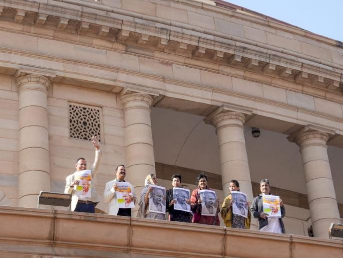 'Hindustan will not tolerate this insult to Gandhiji'; Opposition strongly objects, MPs protest | 'गांधीजी का ये अपमान नहीं सहेगा हिंदुस्तान'; विरोधकांचा तीव्र आक्षेप, खासदारांची निदर्शने 'Hindustan will not tolerate this insult to Gandhiji'; Opposition strongly objects, MPs protest | 'गांधीजी का ये अपमान नहीं सहेगा हिंदुस्तान'; विरोधकांचा तीव्र आक्षेप, खासदारांची निदर्शने