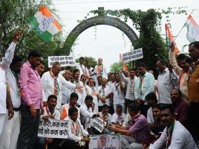 congress,agitation,petrol,diesel,prise,hike | पेट्रोल-डिझेल दरवाढीविरोधात लोटगाडीवरून दुचाकी ठेवून मोर्चा congress,agitation,petrol,diesel,prise,hike | पेट्रोल-डिझेल दरवाढीविरोधात लोटगाडीवरून दुचाकी ठेवून मोर्चा