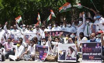 Congress aggressive against petrol-diesel price hike in Nagpur | नागपुरात पेट्रोल-डिझेल दरवाढीविरोधात काँग्रेस आक्रमक Congress aggressive against petrol-diesel price hike in Nagpur | नागपुरात पेट्रोल-डिझेल दरवाढीविरोधात काँग्रेस आक्रमक