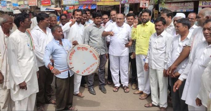 Solve rural hospital problems; agitation of Congress and NCP | ग्रामीण रुग्णालयातील समस्या सोडवा; वरवट बकाल येथे काँग्रेसचे ‘डफडे बजाओ’ आंदोलन Solve rural hospital problems; agitation of Congress and NCP | ग्रामीण रुग्णालयातील समस्या सोडवा; वरवट बकाल येथे काँग्रेसचे ‘डफडे बजाओ’ आंदोलन