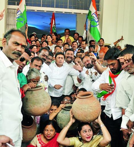 Congress hits Nagpur NMC for water | पाण्यासाठी काँग्रेसची नागपूर मनपावर धडक Congress hits Nagpur NMC for water | पाण्यासाठी काँग्रेसची नागपूर मनपावर धडक