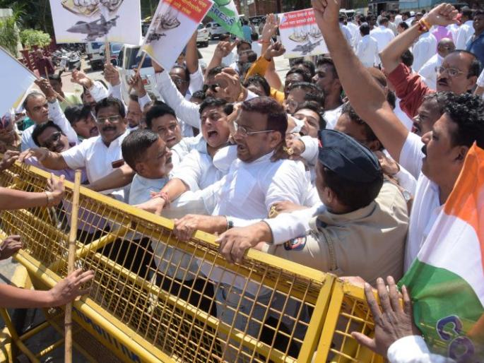 Congress has given Dikshit in Nagpur: Rs 41,000 crore scam in 'Raphael' purchase | नागपुरात काँग्रेसने दिले धरणे : ‘राफेल’ खरेदीत ४१ हजार कोटींचा घोटाळा Congress has given Dikshit in Nagpur: Rs 41,000 crore scam in 'Raphael' purchase | नागपुरात काँग्रेसने दिले धरणे : ‘राफेल’ खरेदीत ४१ हजार कोटींचा घोटाळा