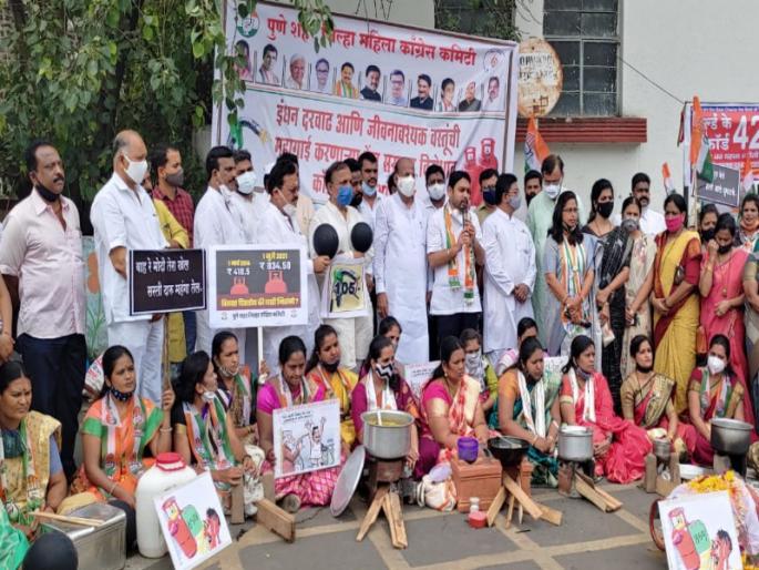 congress Protest in front of the District Collector's Office in Pune | काँग्रेसच्या महिलांचा चुलीवर स्वयंपाक; केंद्र सरकारचा निषेध करत पुण्यात जिल्हाधिकारी कार्यालयासमोर आंदोलन congress Protest in front of the District Collector's Office in Pune | काँग्रेसच्या महिलांचा चुलीवर स्वयंपाक; केंद्र सरकारचा निषेध करत पुण्यात जिल्हाधिकारी कार्यालयासमोर आंदोलन