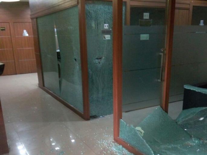 MNS takes action against Sanjay Nirupam | संजय निरुपम यांचे शब्द मनावर घेत मनसेने गुंडगिरी 'करुन दाखवली' MNS takes action against Sanjay Nirupam | संजय निरुपम यांचे शब्द मनावर घेत मनसेने गुंडगिरी 'करुन दाखवली'