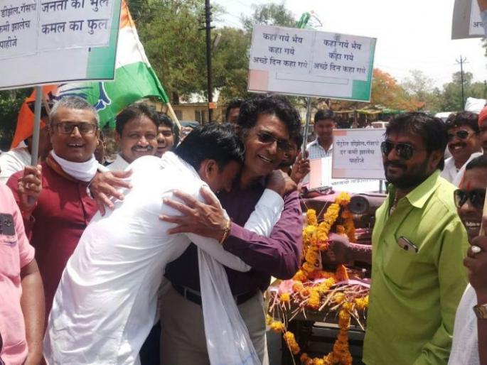 congress agitation, two-wheeler funeral against the fuel price hike | इंधन दरवाढीविरोधात काँग्रेसने काढली दुचाकीची अंत्ययात्रा 