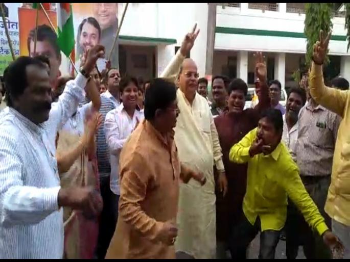 Yeddiyurappa resigns in Karnataka: Congress Celebrations in Pune | कर्नाटकात येडियुरप्पांचा राजीनामा :पुण्यात काँग्रेसचे सेलिब्रेशन  Yeddiyurappa resigns in Karnataka: Congress Celebrations in Pune | कर्नाटकात येडियुरप्पांचा राजीनामा :पुण्यात काँग्रेसचे सेलिब्रेशन
