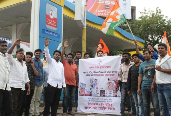 Lolipop protested against petrol price hike in Nagpur | नागपुरात पेट्रोल दरवाढीविरोधात निदर्शने, लॉलीपॉप वाटले Lolipop protested against petrol price hike in Nagpur | नागपुरात पेट्रोल दरवाढीविरोधात निदर्शने, लॉलीपॉप वाटले