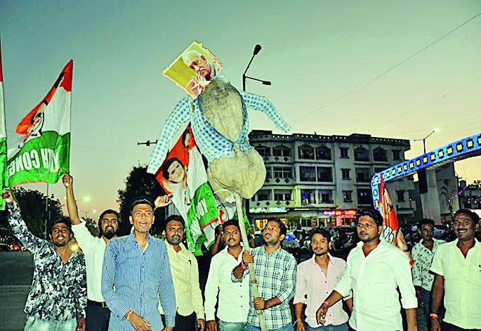 Youth Congress aggressor against MJ Akbar | एम.जे.अकबर यांच्याविरोधात युवक कॉंग्रेस आक्रमक Youth Congress aggressor against MJ Akbar | एम.जे.अकबर यांच्याविरोधात युवक कॉंग्रेस आक्रमक