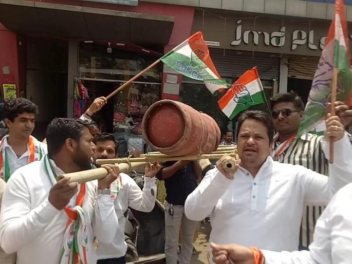 Congressgas cylinder protest against price hike petrol diesel price hike modi government | दरवाढीविरोधात काँग्रेसनं काढली गॅस सिलिंडरची अंत्ययात्रा Congressgas cylinder protest against price hike petrol diesel price hike modi government | दरवाढीविरोधात काँग्रेसनं काढली गॅस सिलिंडरची अंत्ययात्रा