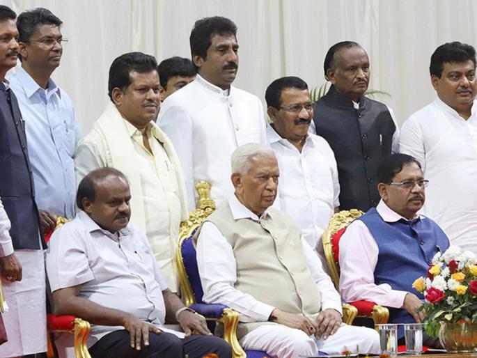 Karnataka Political Crisis: All the Congress ministers resign, struggle to save the government | Karnataka Political Crisis: काँग्रेसच्या सर्व मंत्र्यांचा राजीनामा, सरकार वाचवण्यासाठी धडपड Karnataka Political Crisis: All the Congress ministers resign, struggle to save the government | Karnataka Political Crisis: काँग्रेसच्या सर्व मंत्र्यांचा राजीनामा, सरकार वाचवण्यासाठी धडपड