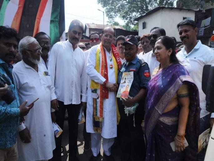 Congress party Public Prosecutor's publication by watchman | पुण्याचे काँग्रेसचे उमेदवार मोहन जोशी यांनी चौकीदाराच्या हस्ते केले जाहीरनाम्याचे प्रकाशन Congress party Public Prosecutor's publication by watchman | पुण्याचे काँग्रेसचे उमेदवार मोहन जोशी यांनी चौकीदाराच्या हस्ते केले जाहीरनाम्याचे प्रकाशन