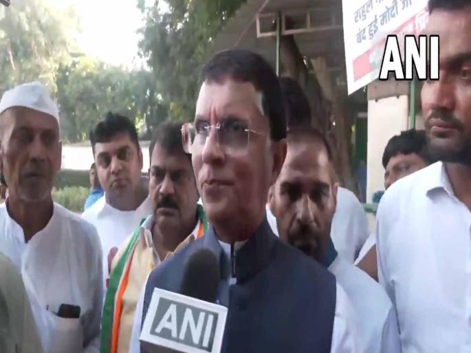 Congress workers have started distributing sweets after the Haryana and Jammu Kashmir elections trends | "पंतप्रधान मोदींनाही जिलेबी पाठवणार"; विजयाआधीच काँग्रेस कार्यालयात मिठाईचे वाटप सुरु Congress workers have started distributing sweets after the Haryana and Jammu Kashmir elections trends | "पंतप्रधान मोदींनाही जिलेबी पाठवणार"; विजयाआधीच काँग्रेस कार्यालयात मिठाईचे वाटप सुरु