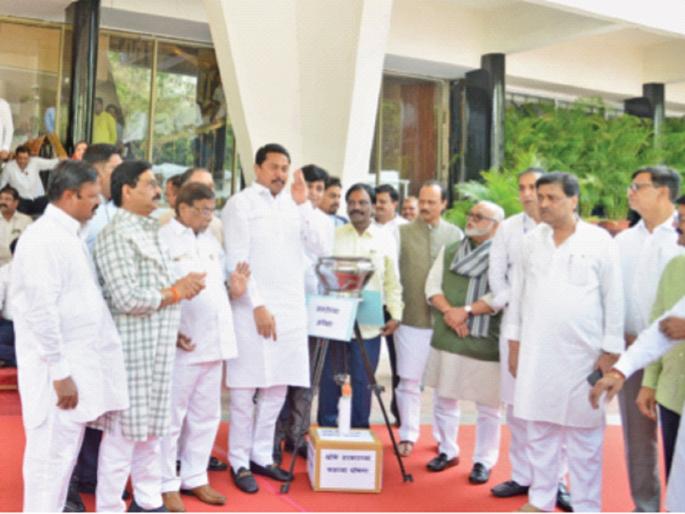 Incumbent-Opposition face off in Assembly over Rahul Gandhi | राहुल गांधींवरून विधानसभेत सत्ताधारी-विरोधक आमनेसामने Incumbent-Opposition face off in Assembly over Rahul Gandhi | राहुल गांधींवरून विधानसभेत सत्ताधारी-विरोधक आमनेसामने