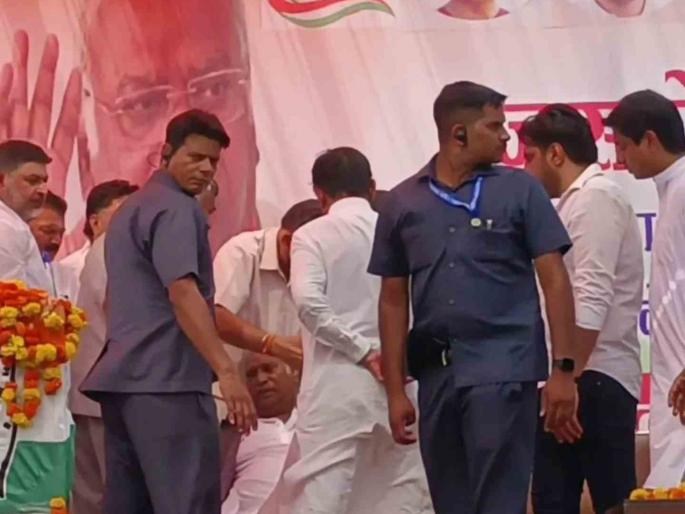 Mallikarjuna Kharge fainted on the platform while giving a speech | भाषण देताना मल्लिकार्जुन खरगे व्यासपीठावर बेशुद्ध पडले; म्हणाले, "मी ८३ वर्षांचा आहे, मोदींना सत्तेवरून..." Mallikarjuna Kharge fainted on the platform while giving a speech | भाषण देताना मल्लिकार्जुन खरगे व्यासपीठावर बेशुद्ध पडले; म्हणाले, "मी ८३ वर्षांचा आहे, मोदींना सत्तेवरून..."