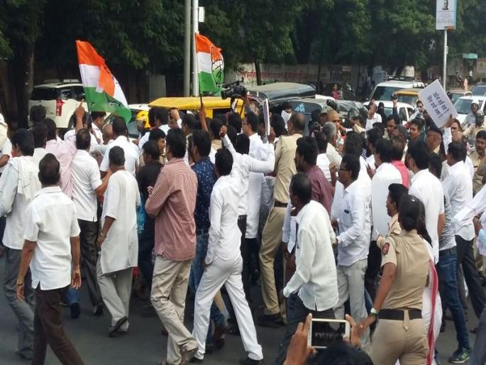 Congress's cycle front against the fuel price hike | इंधन दरवाढीच्या निषेधार्थ कॉँग्रेसचा सायकल मोर्चा Congress's cycle front against the fuel price hike | इंधन दरवाढीच्या निषेधार्थ कॉँग्रेसचा सायकल मोर्चा
