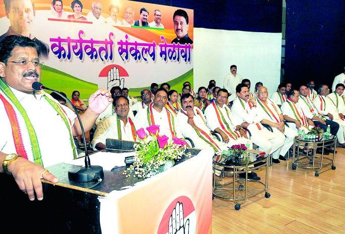 Tense in Congress Resolution conclave at Nagpur | नागपुरातील कॉंग्रेसच्या संकल्प मेळाव्यात खदखदच Tense in Congress Resolution conclave at Nagpur | नागपुरातील कॉंग्रेसच्या संकल्प मेळाव्यात खदखदच