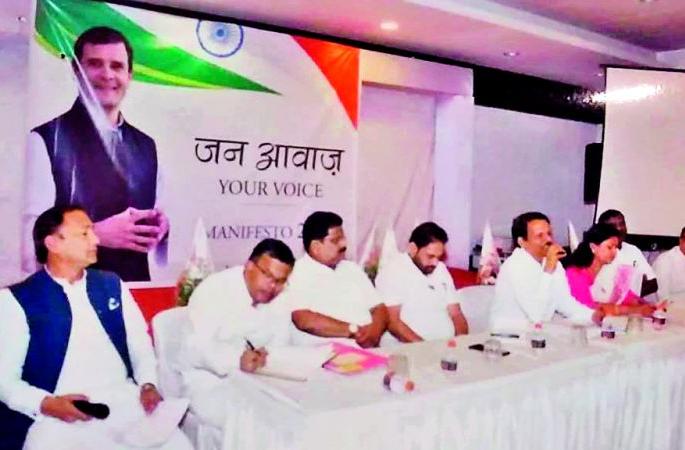 Of the meeting of the manifesto committee, K.Raju went away | अन् जाहीरनामा समितीच्या बैठकीतून के. राजू निघून गेले Of the meeting of the manifesto committee, K.Raju went away | अन् जाहीरनामा समितीच्या बैठकीतून के. राजू निघून गेले