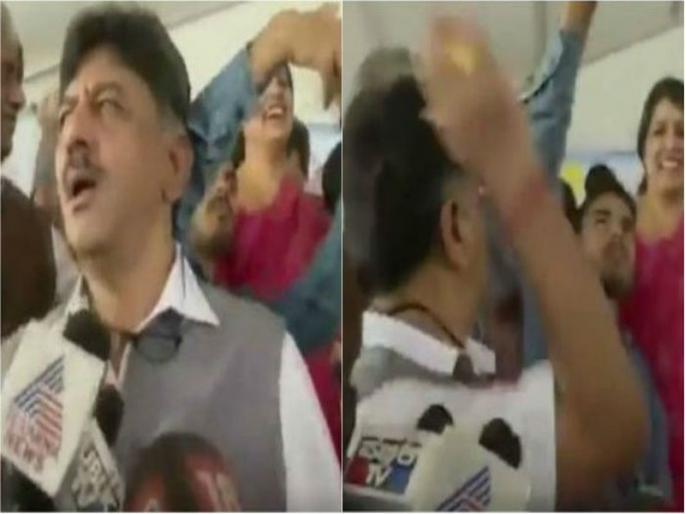 Congress MLA, angry with the self-proclaimed student, breaks the mobile | सेल्फी काढणा-या विद्यार्थ्यावर संतापले काँग्रेस आमदार, मोबाइलच टाकला फोडून Congress MLA, angry with the self-proclaimed student, breaks the mobile | सेल्फी काढणा-या विद्यार्थ्यावर संतापले काँग्रेस आमदार, मोबाइलच टाकला फोडून