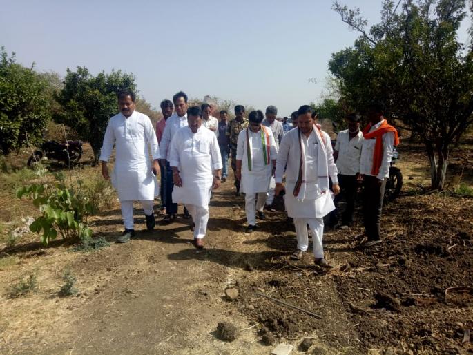 Drought related issue survey by Congress MLAs | काँग्रेसच्या आमदारांकडून दुष्काळी भागाची पाहणी