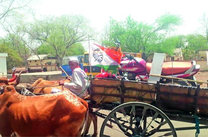 Motorcycle on a bullock cart agitation! | नांदुर्‍यात बैलगाडीवर मोटारसायकल ठेवून मोर्चा!