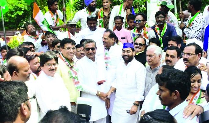 Maharashtra Assembly Election 2019: Congress-NCP also enthusiasm reached without rally | Maharashtra Assembly Election 2019: नागपुरात काँग्रेस- राष्ट्रवादीही जोशात : रॅली न काढता पोहोचले Maharashtra Assembly Election 2019: Congress-NCP also enthusiasm reached without rally | Maharashtra Assembly Election 2019: नागपुरात काँग्रेस- राष्ट्रवादीही जोशात : रॅली न काढता पोहोचले