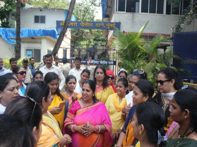 #MeToo : Women Congress protest against Nana Patekar | #MeToo : नाना पाटेकरांना अटक करा, ओशिवरा पोलीस ठाण्यावर महिला काँग्रेसचा मोर्चा #MeToo : Women Congress protest against Nana Patekar | #MeToo : नाना पाटेकरांना अटक करा, ओशिवरा पोलीस ठाण्यावर महिला काँग्रेसचा मोर्चा