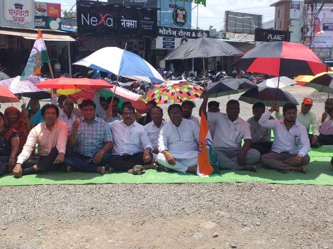 congress agitation regarding potholed roads in the city | शहरातील खड्डेमय रस्त्यांसंदर्भात काँग्रेसचे भर उन्हात ठिय्या आंदोलन congress agitation regarding potholed roads in the city | शहरातील खड्डेमय रस्त्यांसंदर्भात काँग्रेसचे भर उन्हात ठिय्या आंदोलन