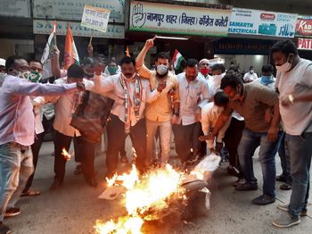 Rahul, Priyanka's arrest Congress sparked outrage in Nagpur | राहुल, प्रियांकाच्या अटकेवरून नागपुरात काँग्रेस भडकली Rahul, Priyanka's arrest Congress sparked outrage in Nagpur | राहुल, प्रियांकाच्या अटकेवरून नागपुरात काँग्रेस भडकली