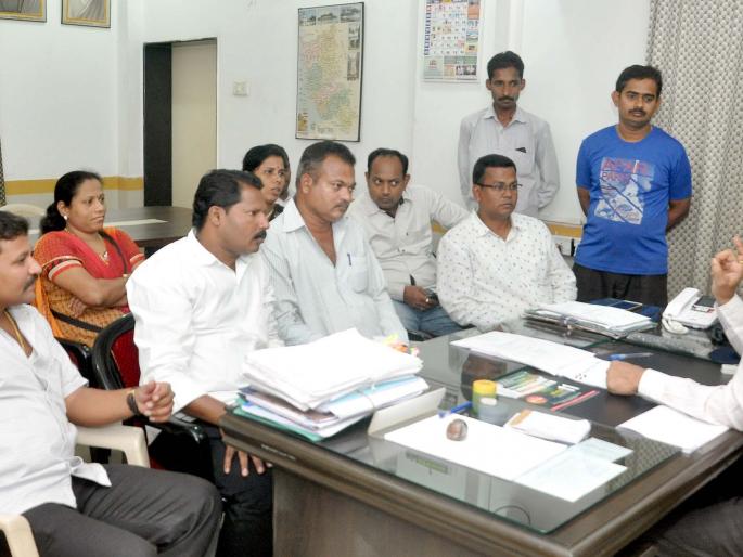 Sindhudurg: Congress urges the working engineers to pay attention to the road accident, acute movement if not done, give notice | सिंधुदुर्ग : कॉंग्रेसने कार्यकारी अभियंत्यांचे रस्त्याच्या दुर्दशेकडे वेधले लक्ष, काम न झाल्यास तीव्र आंदोलन, निवेदनादवारे दिला इशारा Sindhudurg: Congress urges the working engineers to pay attention to the road accident, acute movement if not done, give notice | सिंधुदुर्ग : कॉंग्रेसने कार्यकारी अभियंत्यांचे रस्त्याच्या दुर्दशेकडे वेधले लक्ष, काम न झाल्यास तीव्र आंदोलन, निवेदनादवारे दिला इशारा