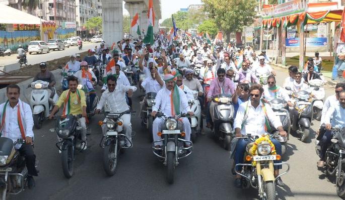 Congress in Nagpur concluded with campaign rally | नागपुरात काँग्रेस प्रचाराचा भव्य स्कूटर रॅलीने समारोप