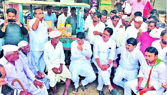 Congress Jan Sangharsh Yatra BJP also took away the grass of the poor Radhakrishna Vikhe-Patil: Attack on Congress leaders in Jan Sanghsh Yat at Jat | Congress Jan Sangharsh Yatra भाजपने गरिबांचा घासही काढून घेतला : राधाकृष्ण विखे-पाटील - जत येथे जनसंघर्ष यात्रेत काँग्रेस नेत्यांचा सरकारवर हल्लाबोल