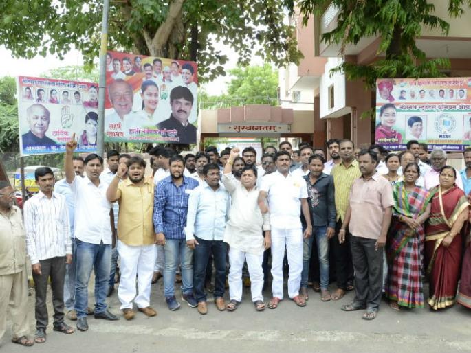 Sushilkumar Shindena Davle, Solapur supporters in the national executive of Congress | काँग्रेसच्या राष्ट्रीय कार्यकरणीत सुशिलकुमार शिंदेंना डावलले, सोलापूर समर्थकांची निर्दशने