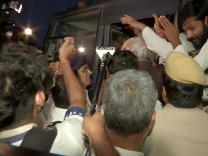 Congress Protest: Mashal march of Congress against action against Rahul Gandhi; The police detained the activists | Congress Protest: राहुल गांधीवरील कारवाईविरोधात काँग्रेसचा मशाल मार्च; पोलिसांनी कार्यकर्त्यांना घेतले ताब्यात Congress Protest: Mashal march of Congress against action against Rahul Gandhi; The police detained the activists | Congress Protest: राहुल गांधीवरील कारवाईविरोधात काँग्रेसचा मशाल मार्च; पोलिसांनी कार्यकर्त्यांना घेतले ताब्यात