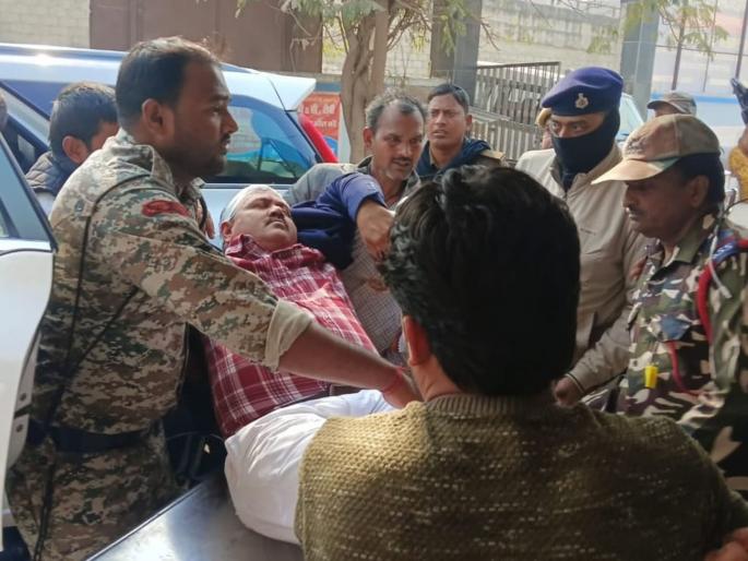 Sasaram Congress MP Manoj Kumar was seriously injured after being attacked near his school at Kudra in Kaimur | भांडणात मध्यस्थी करायला गेलेल्या काँग्रेस खासदाराचं लोकांनी डोकं फोडलं, काय घडलं? Sasaram Congress MP Manoj Kumar was seriously injured after being attacked near his school at Kudra in Kaimur | भांडणात मध्यस्थी करायला गेलेल्या काँग्रेस खासदाराचं लोकांनी डोकं फोडलं, काय घडलं?