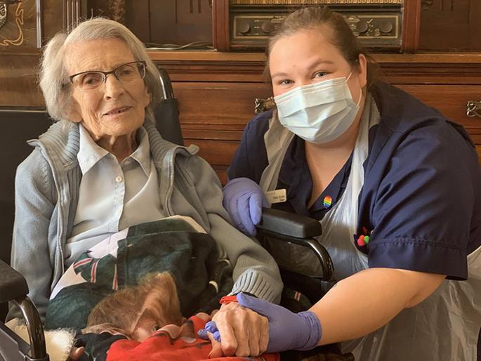 CoronaVirus: A 106 year old woman recovering from coronavirus vrd | CoronaVirus: दोन विश्वयुद्ध पाहणाऱ्या १०६ वर्षांच्या आजींची कोरोनावर मात; ठणठणीत होऊन परतल्या घरी CoronaVirus: A 106 year old woman recovering from coronavirus vrd | CoronaVirus: दोन विश्वयुद्ध पाहणाऱ्या १०६ वर्षांच्या आजींची कोरोनावर मात; ठणठणीत होऊन परतल्या घरी