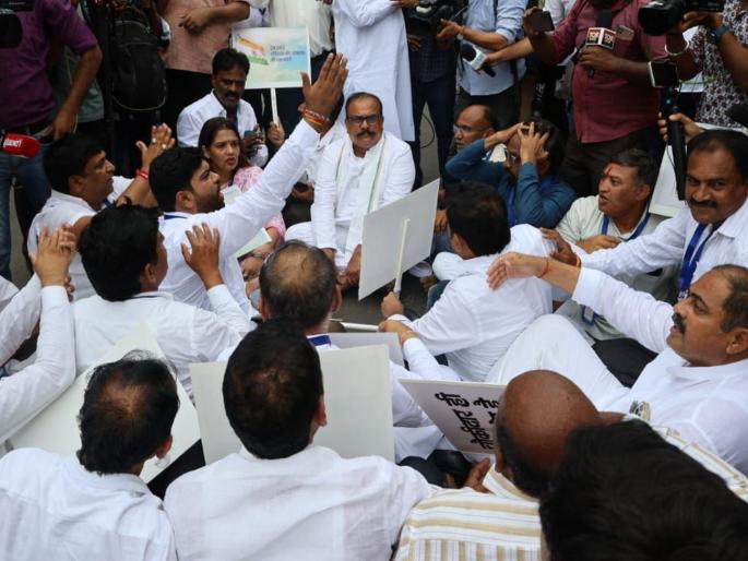 Congress aggressive after Rahul Gandhi's allegation on ECI Voters Scam; Road blockade in Dadar, slogans raised against BJP | राहुल गांधींच्या आरोपानंतर काँग्रेस आक्रमक; दादरमध्ये रास्ता रोको, भाजपाविरोधात घोषणाबाजी