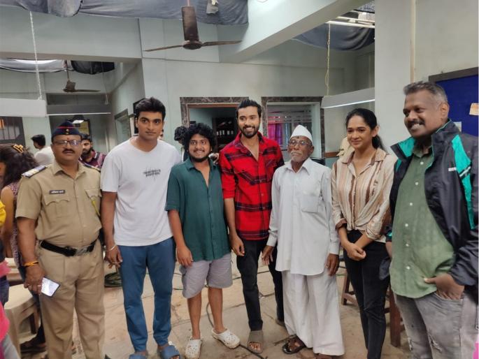 84-year-old grandfather reaches Satara directly to take care of 'Constable Manju' without informing his family | घरच्यांना न सांगता 'कॉन्स्टेबल मंजू'च्या काळजीपोटी थेट साताऱ्यात पोहोचले ८४ वर्षीय आजोबा 84-year-old grandfather reaches Satara directly to take care of 'Constable Manju' without informing his family | घरच्यांना न सांगता 'कॉन्स्टेबल मंजू'च्या काळजीपोटी थेट साताऱ्यात पोहोचले ८४ वर्षीय आजोबा