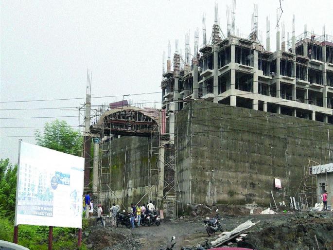 The residents of the corporation-builder's house are stranded, to clear the straw | महापालिका-बिल्डरच्या कात्रीत अडकले रहिवासी, चाळ रिकामी करण्यासाठी तगादा The residents of the corporation-builder's house are stranded, to clear the straw | महापालिका-बिल्डरच्या कात्रीत अडकले रहिवासी, चाळ रिकामी करण्यासाठी तगादा