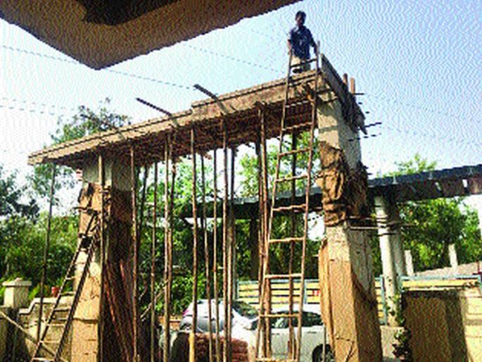 The entrance to the building by placing the protective wall of the electricity sub-center | वीज उपकेंद्राची संरक्षक भिंत पाडून इमारतीचे प्रवेशद्वार