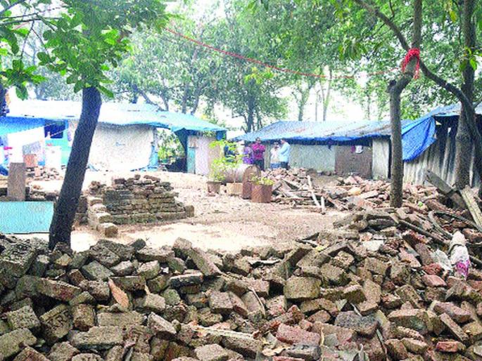 Flatten the illegal construction near Apollo Mill | अपोलो मिलजवळील बेकायदा बांधकाम जमीनदोस्त Flatten the illegal construction near Apollo Mill | अपोलो मिलजवळील बेकायदा बांधकाम जमीनदोस्त