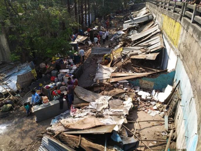 The Public Works Department has run 40 huts | 40 झोपड्यांवर सार्वजनिक बांधकाम विभागानं चालवला हातोडा The Public Works Department has run 40 huts | 40 झोपड्यांवर सार्वजनिक बांधकाम विभागानं चालवला हातोडा