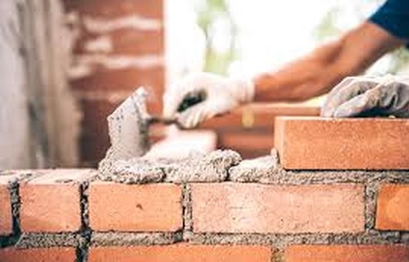 Prices of construction materials increased | घर बांधणे झाले महाग, बांधकाम साहित्याचे दर वाढले 
