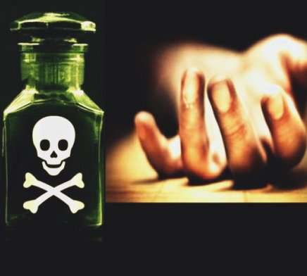 Three students of 10th standard consume poison; Both of them died | परीक्षेच्या तणावातून दहावीच्या तीन विद्यार्थीनींनी खाल्ले उंदीर मारण्याचे औषध; दोघींचा मृत्यू Three students of 10th standard consume poison; Both of them died | परीक्षेच्या तणावातून दहावीच्या तीन विद्यार्थीनींनी खाल्ले उंदीर मारण्याचे औषध; दोघींचा मृत्यू